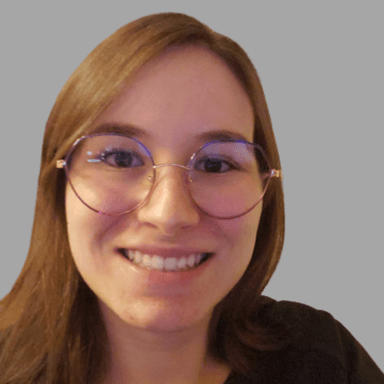 foto of a girl with brown hair and glasses